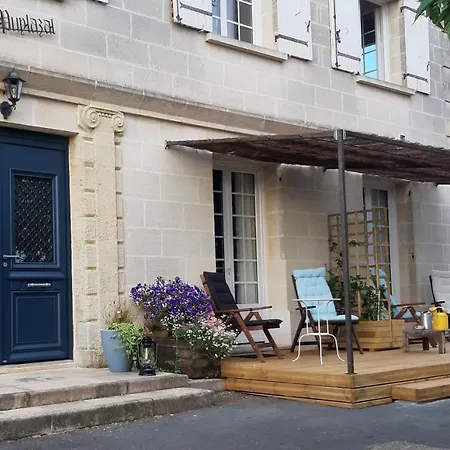 A L'ombre De La Treille -proche Saint-emilion 住宿加早餐酒店 3*